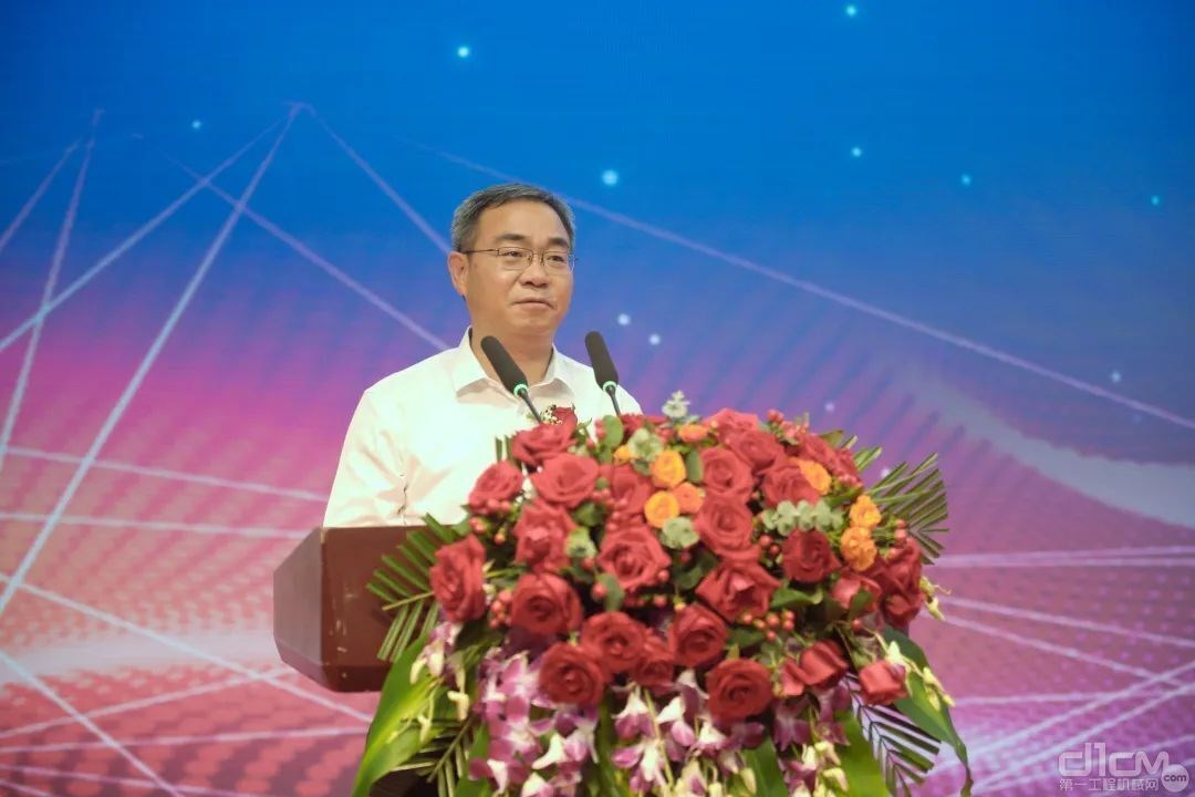 安慶市委常委、常務副市長花家紅致辭